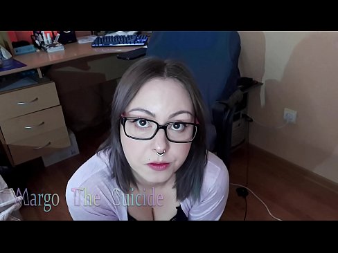 ❤️ Neska sexy betaurrekoekin dildoa zurrupatzen du kameraren aurrean ️❌ Porno ederra %eu.purchasexz.topan ❌❤